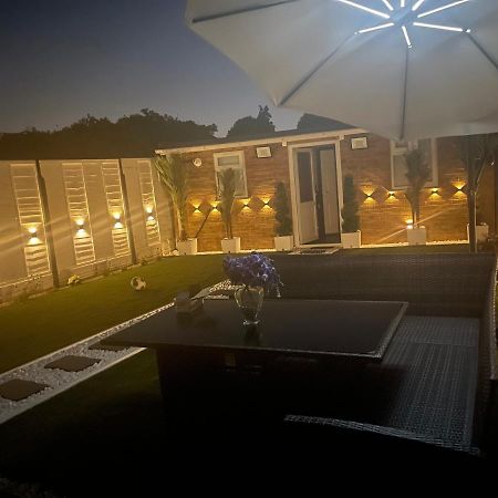 North Avenue Guest House Ltd, Heathrow Airport-Free Parking ヘイズ エクステリア 写真