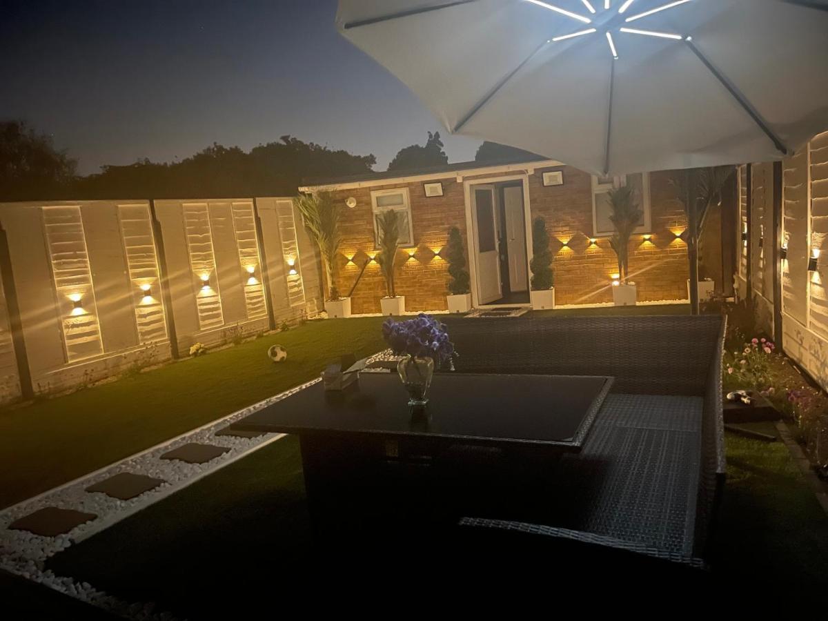 North Avenue Guest House Ltd, Heathrow Airport-Free Parking ヘイズ エクステリア 写真