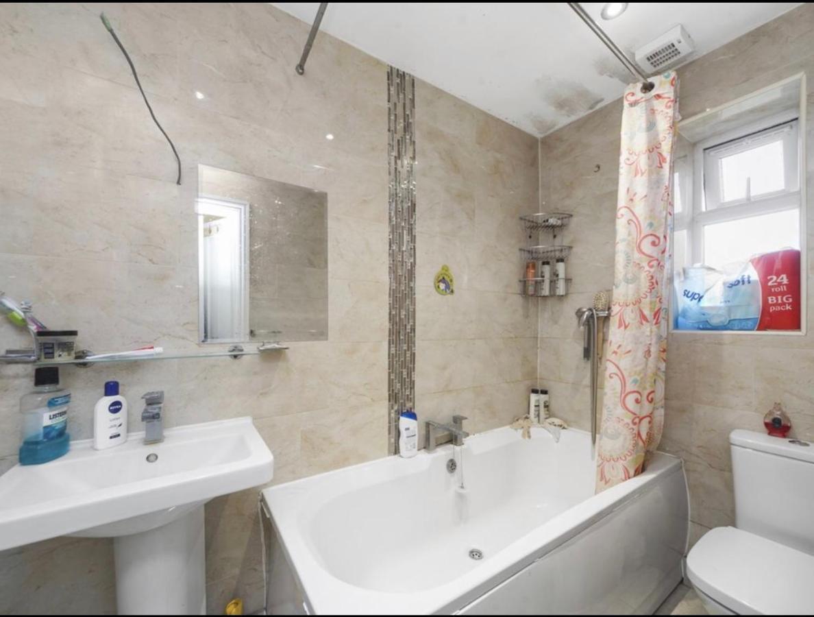 North Avenue Guest House Ltd, Heathrow Airport-Free Parking ヘイズ エクステリア 写真