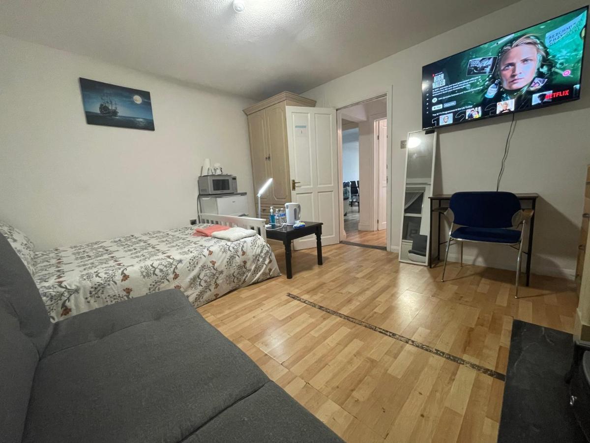 North Avenue Guest House Ltd, Heathrow Airport-Free Parking ヘイズ エクステリア 写真