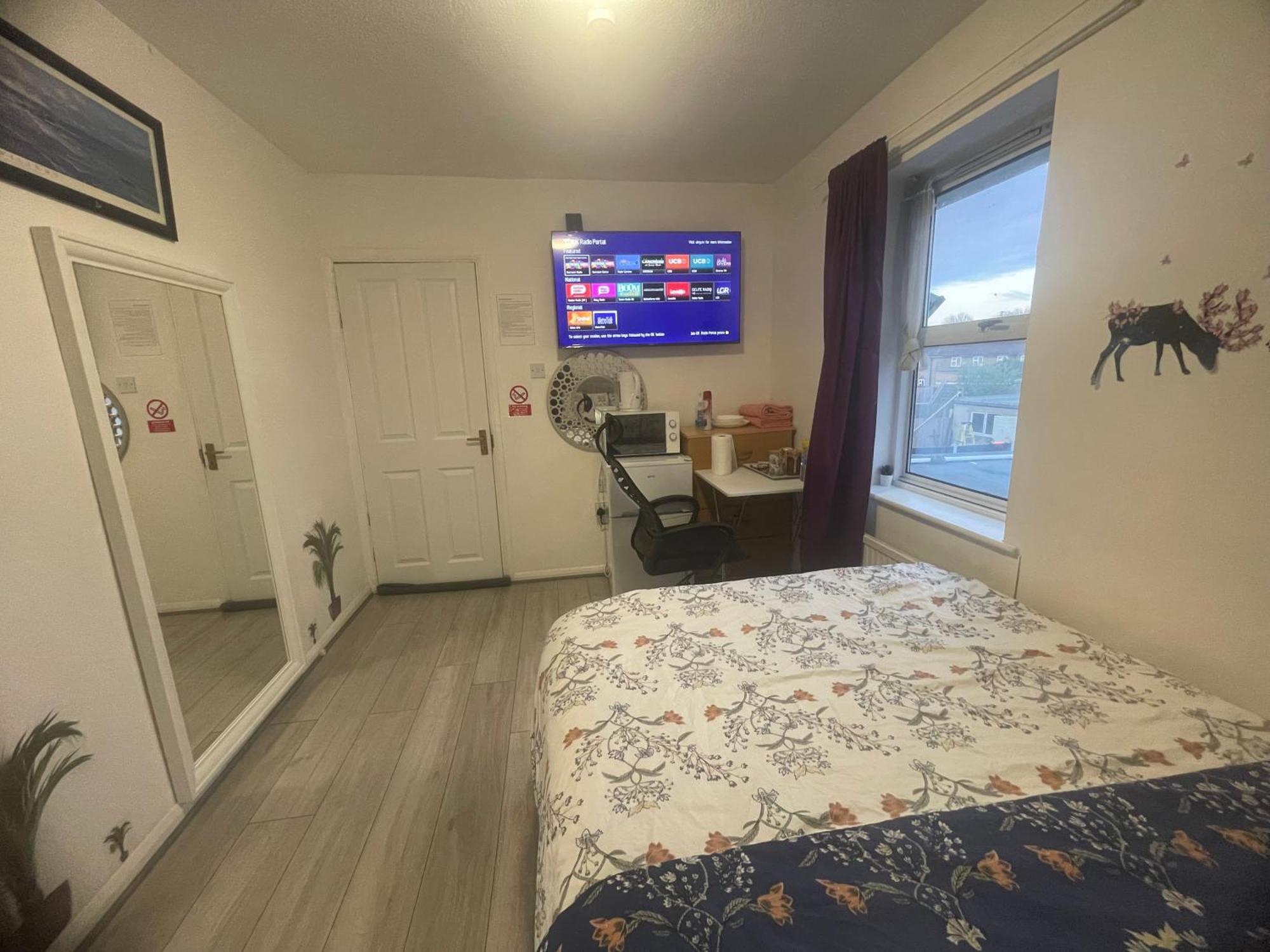 North Avenue Guest House Ltd, Heathrow Airport-Free Parking ヘイズ エクステリア 写真