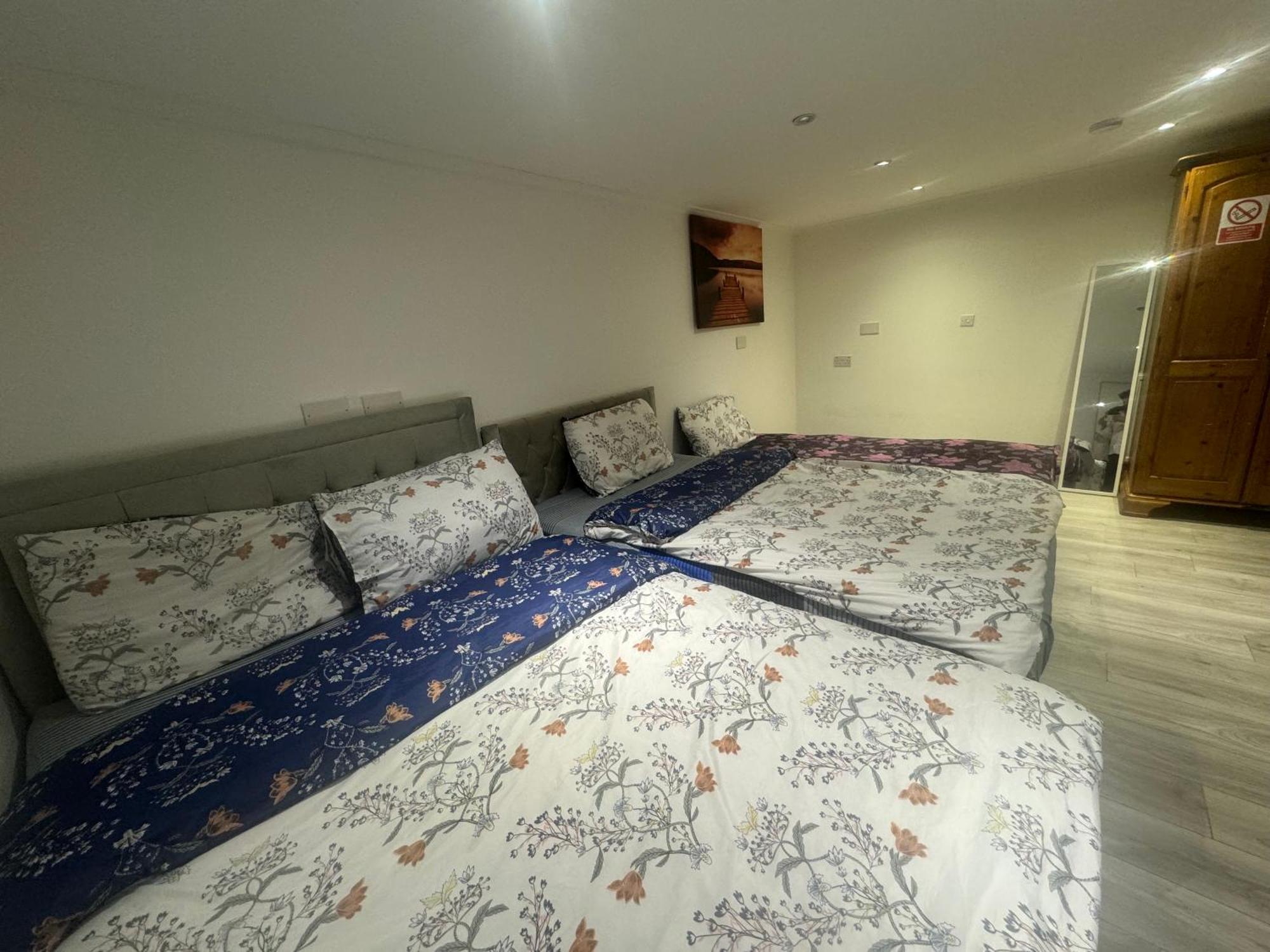 North Avenue Guest House Ltd, Heathrow Airport-Free Parking ヘイズ エクステリア 写真